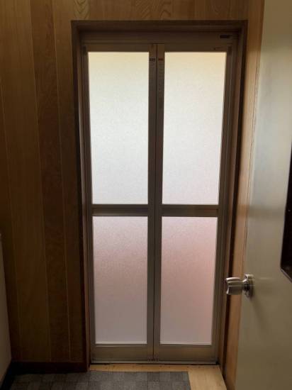 中嶋トーヨー住器のリフォーム浴室ドア　交換施工事例写真1
