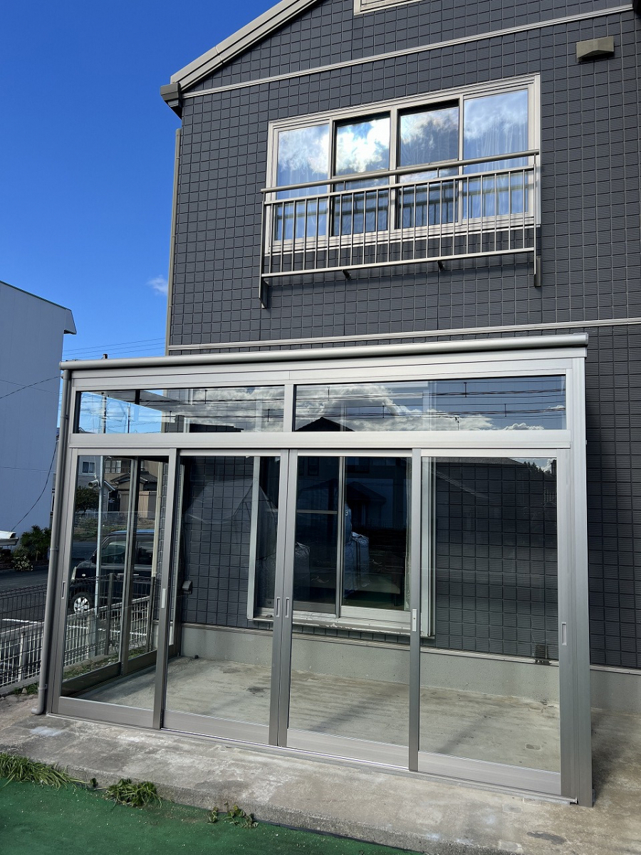 中嶋トーヨー住器の【エクステリア施工】サニージュF　テラス囲い　土間仕様　設置工事の施工後の写真1