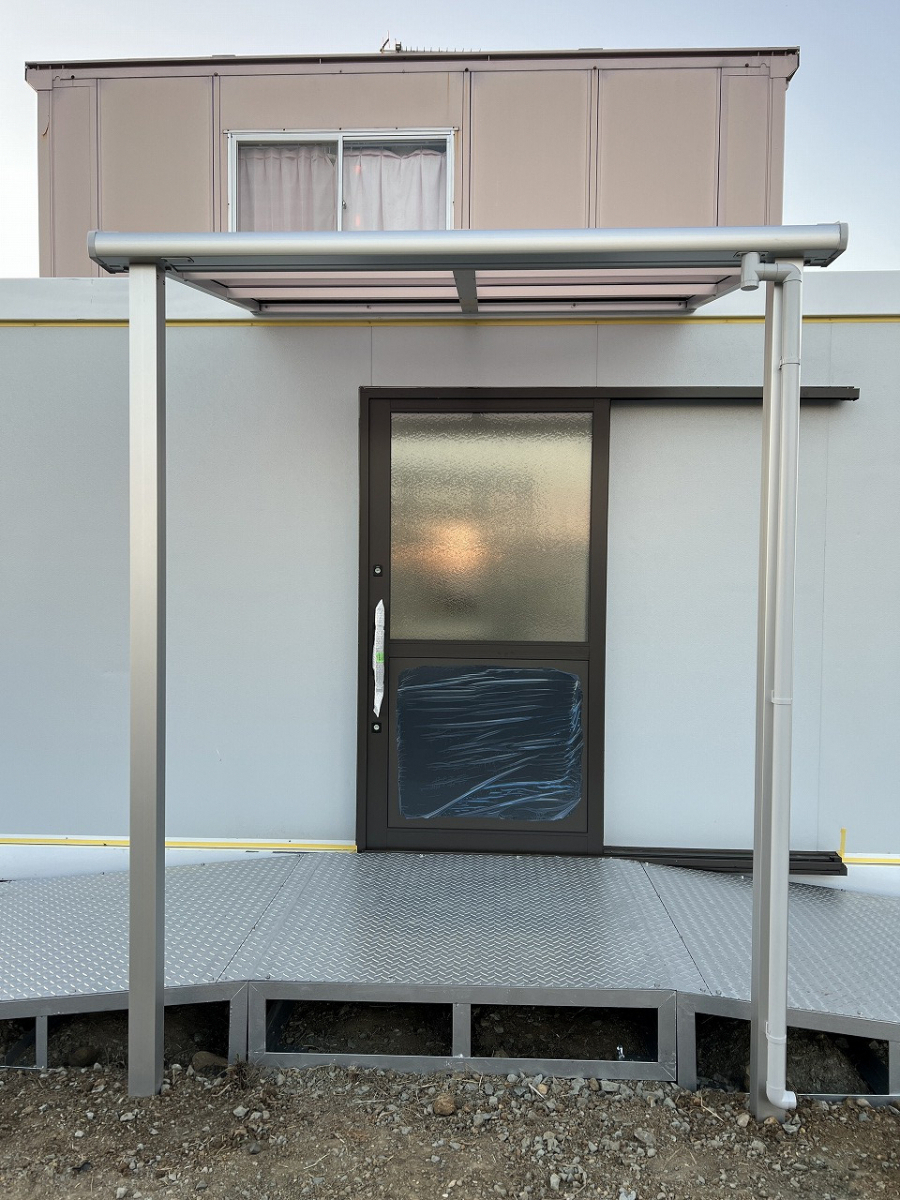 中嶋トーヨー住器の【エクステリア施工】スピーネF型　テラス屋根　3箇所　設置工事の施工後の写真1