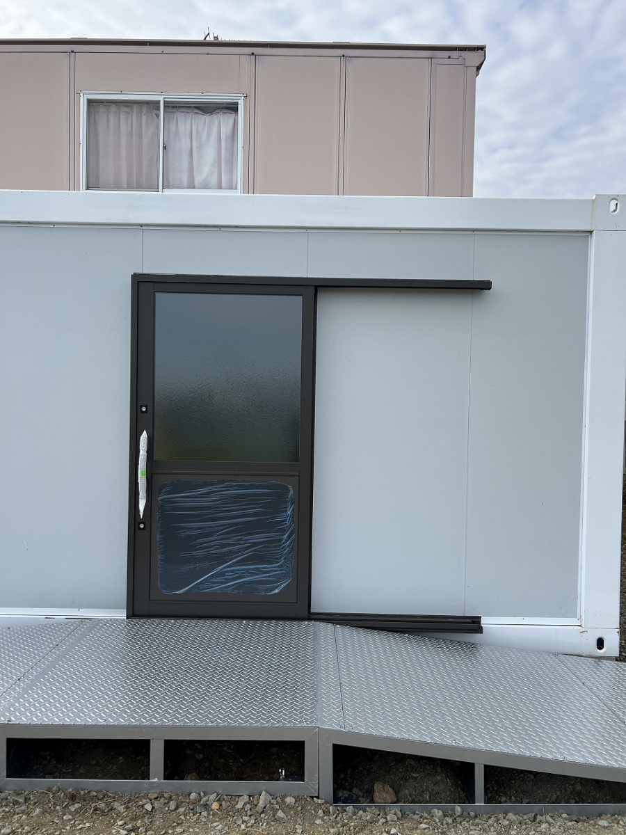 中嶋トーヨー住器の【エクステリア施工】スピーネF型　テラス屋根　3箇所　設置工事の施工前の写真1