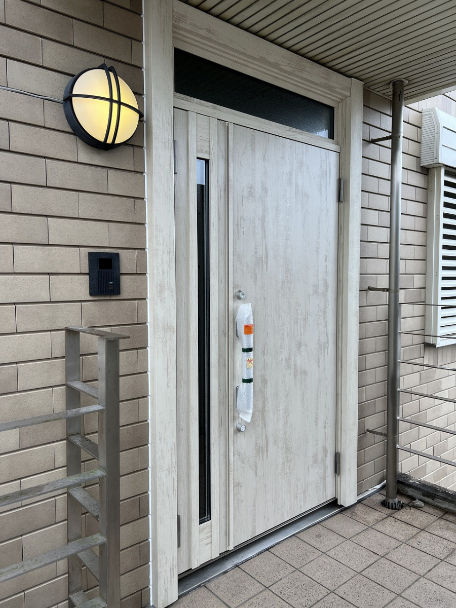 中嶋トーヨー住器の【断熱玄関リフォーム】リシェント　ランマ付き　親子玄関ドア　取替施工の施工後の写真1