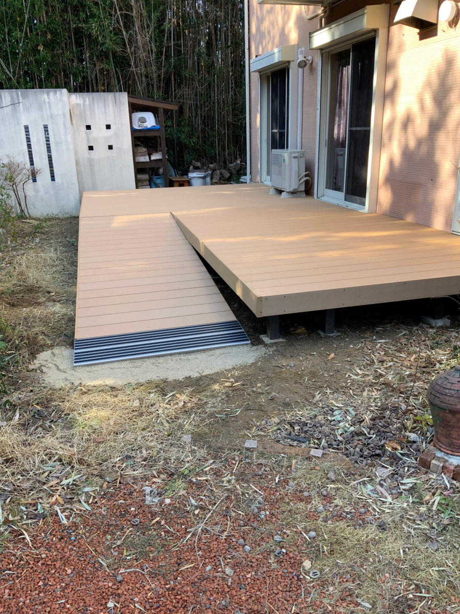 中嶋トーヨー住器の【エクステリア施工】4.5間連棟　デッキ　取付施工の施工後の写真1