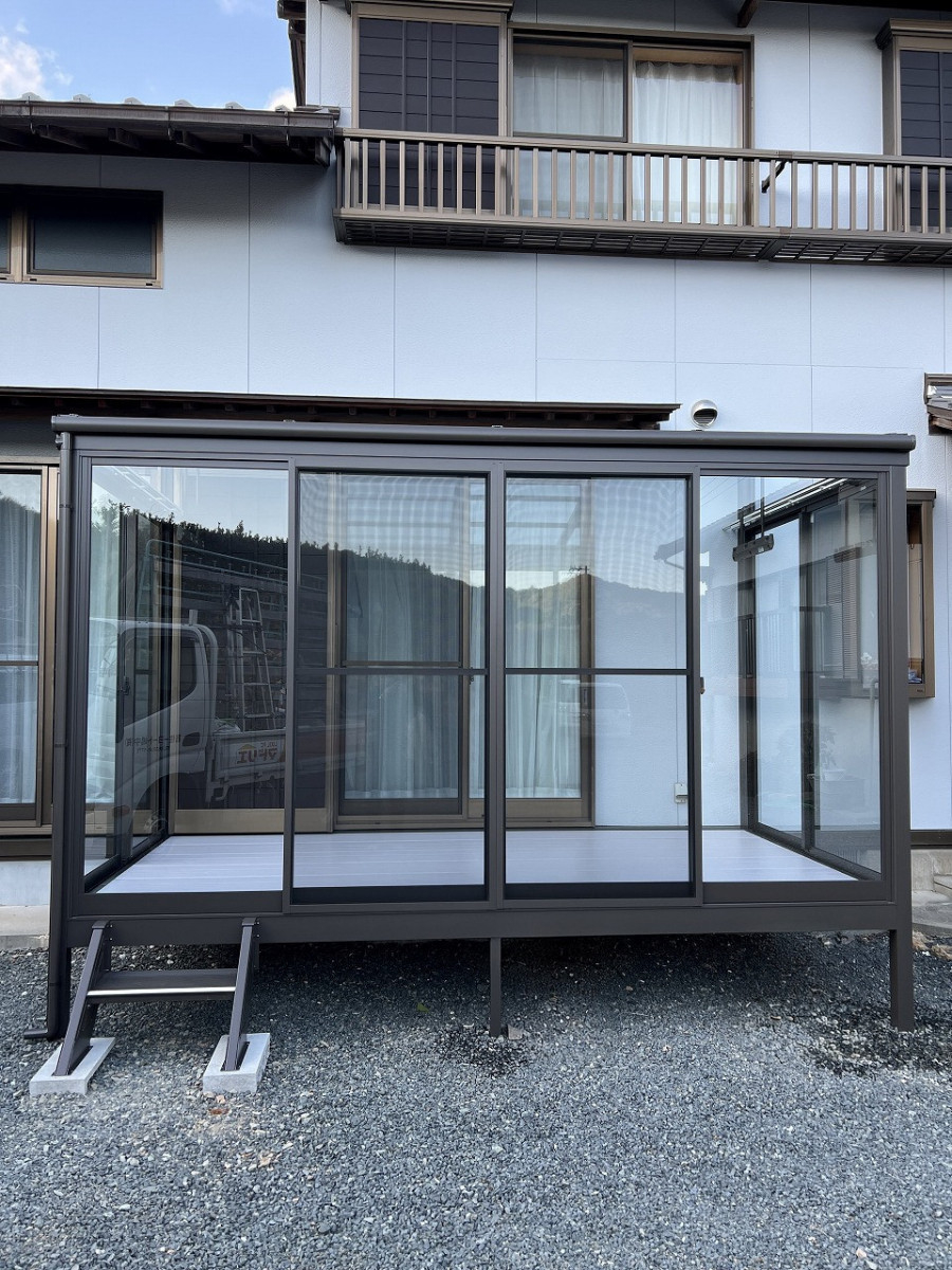 中嶋トーヨー住器の【エクステリア施工】サニージュF型　テラス囲い　床納まり　設置工事の施工後の写真1