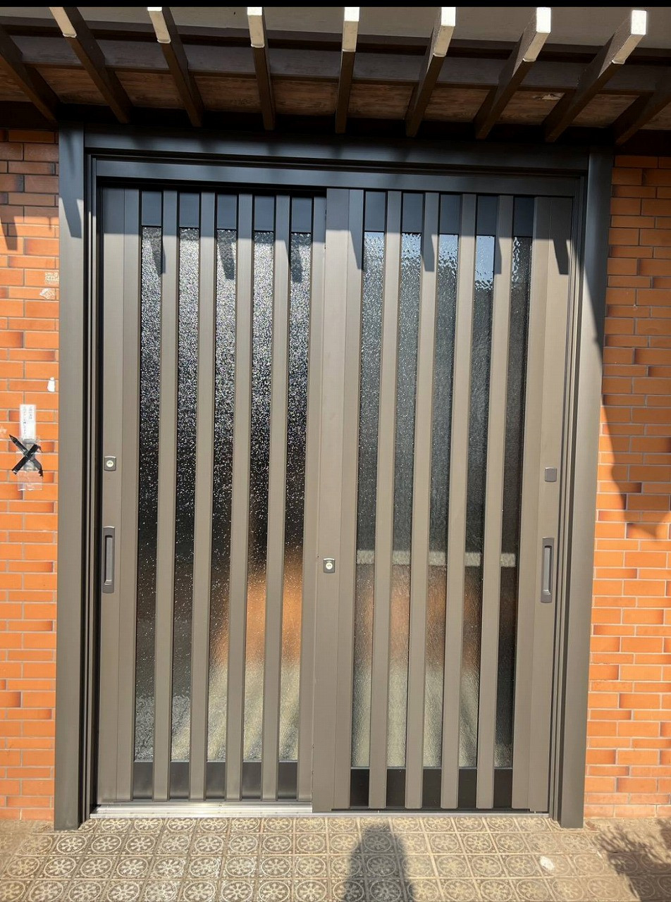 中嶋トーヨー住器の【玄関リフォーム】リシェント　玄関引戸(網戸付き)　取替施工の施工後の写真1