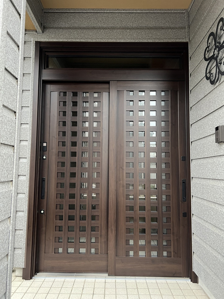 中嶋トーヨー住器の【玄関リフォーム】リシェント　ランマ付き　電気錠玄関引戸(編戸有り)　取替施工の施工後の写真1