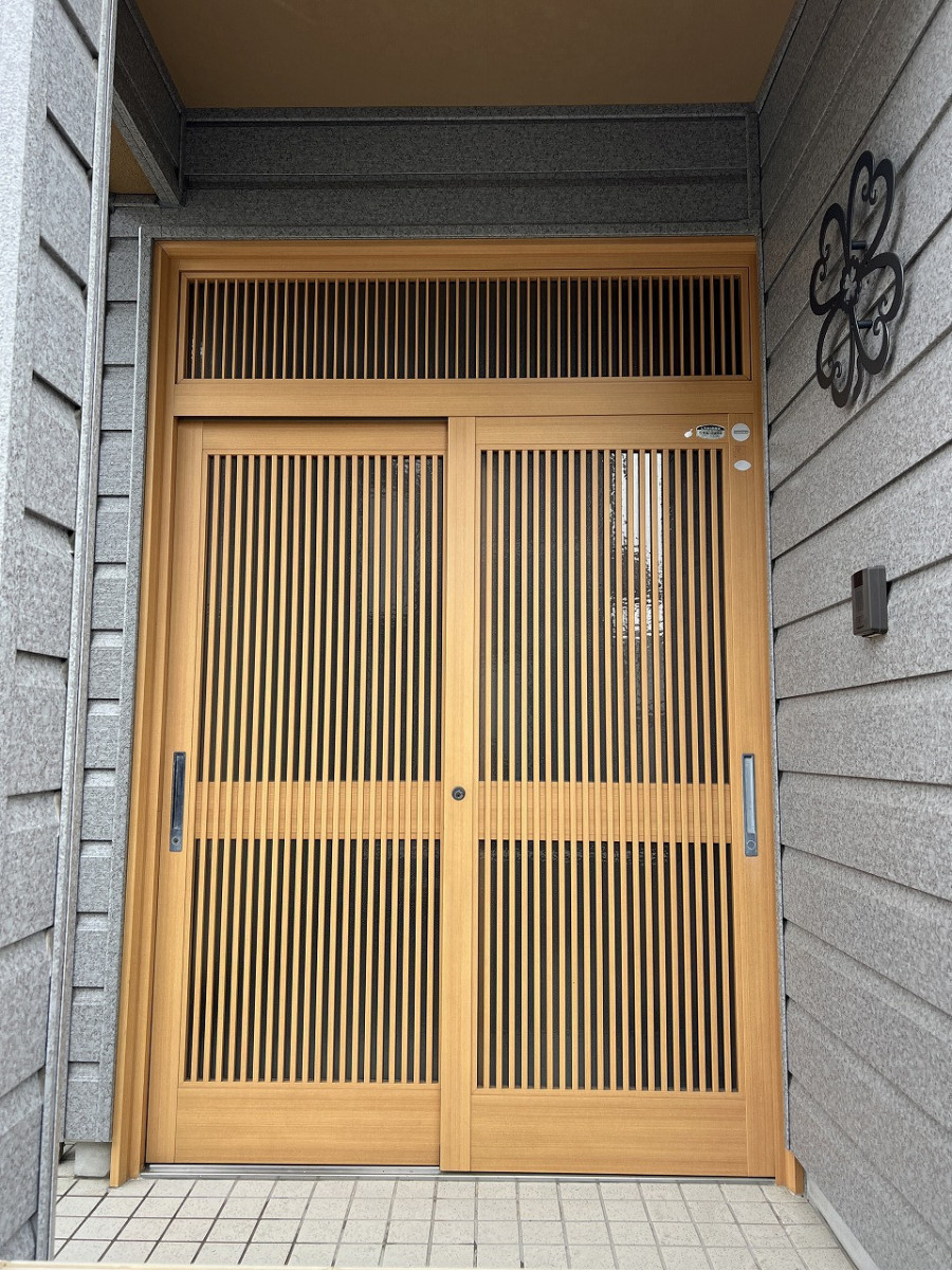 中嶋トーヨー住器の【玄関リフォーム】リシェント　ランマ付き　電気錠玄関引戸(編戸有り)　取替施工の施工前の写真1