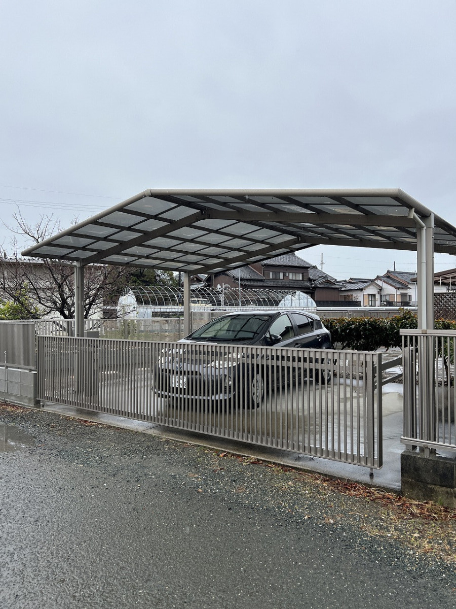 中嶋トーヨー住器の【エクステリア施工】電動オーバードア・門扉2箇所・フェンス　設置工事の施工後の写真1