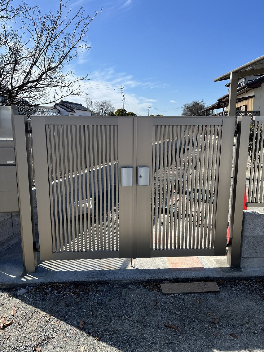 中嶋トーヨー住器の【エクステリア施工】電動オーバードア・門扉2箇所・フェンス　設置工事の施工後の写真2