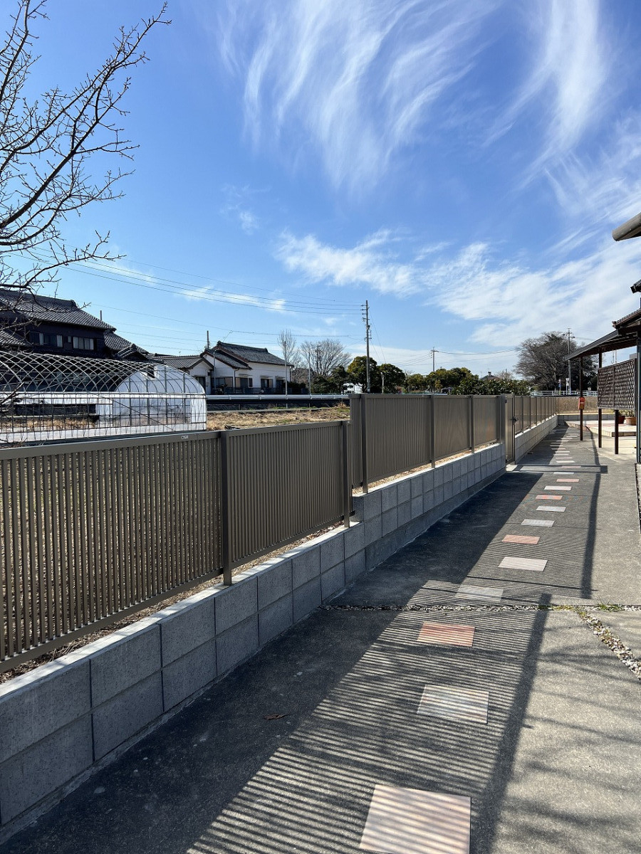 中嶋トーヨー住器の【エクステリア施工】電動オーバードア・門扉2箇所・フェンス　設置工事の施工後の写真3