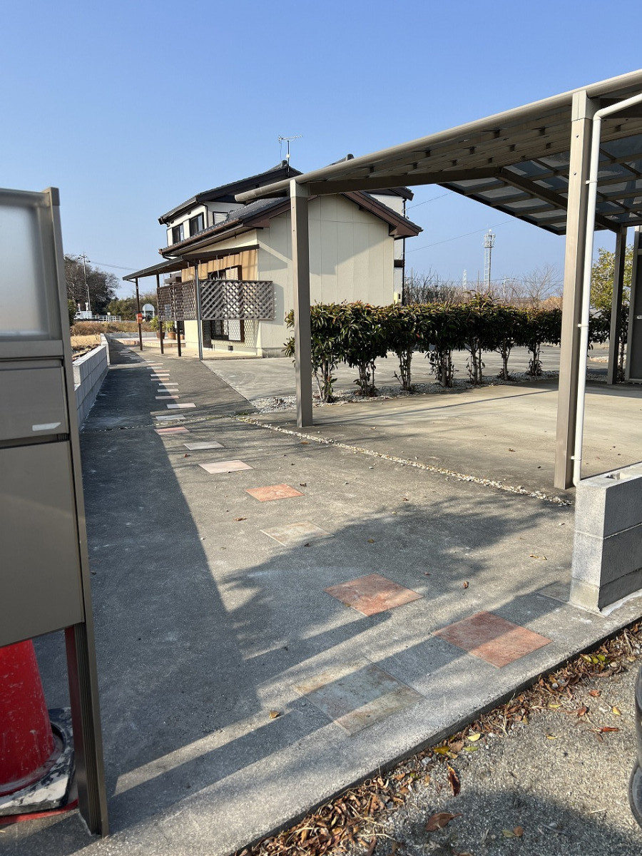 中嶋トーヨー住器の【エクステリア施工】電動オーバードア・門扉2箇所・フェンス　設置工事の施工前の写真2