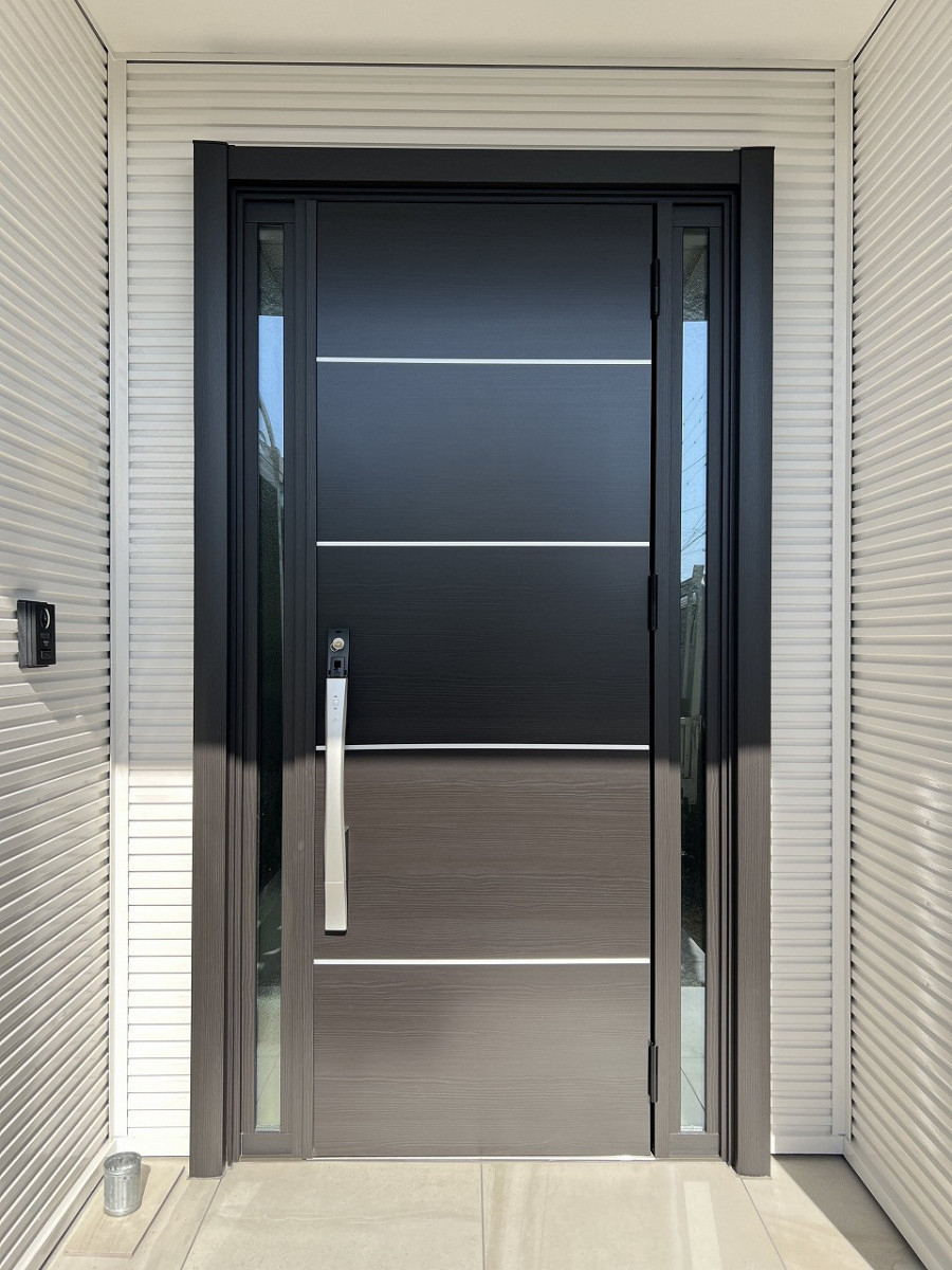 中嶋トーヨー住器の【デザイン一新・玄関リフォーム】リシェント　断熱玄関ドア(両袖ガラス付き)　取替施工の施工後の写真1