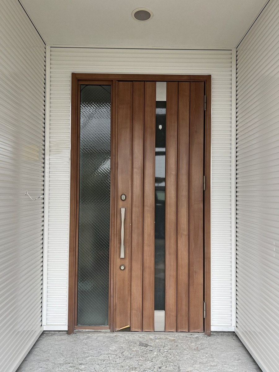 中嶋トーヨー住器の【デザイン一新・玄関リフォーム】リシェント　断熱玄関ドア(両袖ガラス付き)　取替施工の施工前の写真1