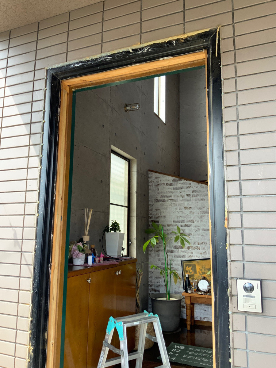 中嶋トーヨー住器の【玄関リフォーム】リシェント玄関ドア　断熱仕様　ファミロック電池カードキー片開きの施工前の写真2