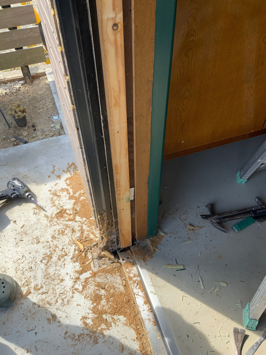 中嶋トーヨー住器の【玄関リフォーム】リシェント玄関ドア　断熱仕様　ファミロック電池カードキー片開きの施工前の写真3