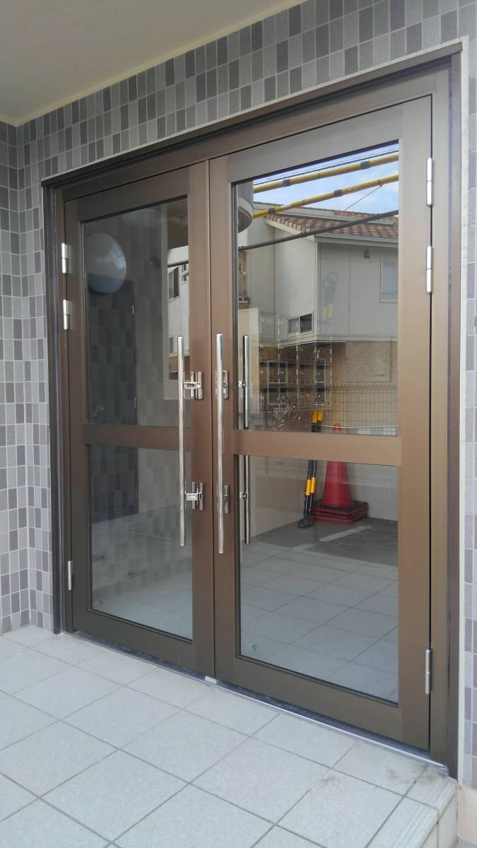 中嶋トーヨー住器の両開き店舗ドアのガラス交換の施工後の写真1