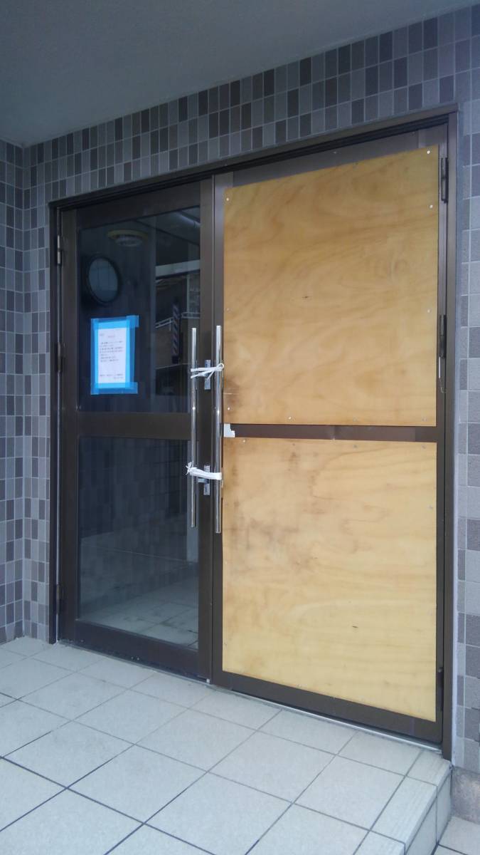 中嶋トーヨー住器の両開き店舗ドアのガラス交換の施工前の写真1