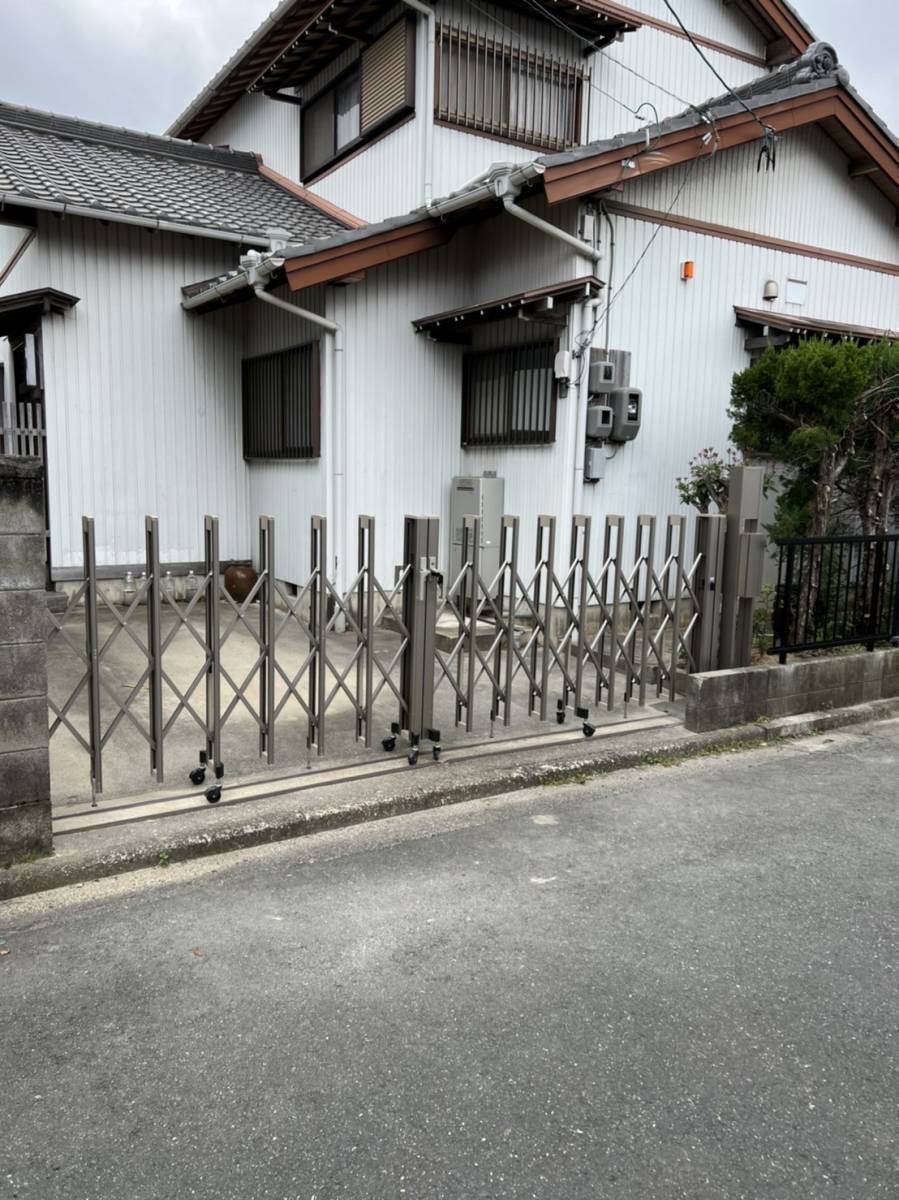 中嶋トーヨー住器の【エクステリア施工】伸縮門扉(両開き)　取替施工の施工後の写真1