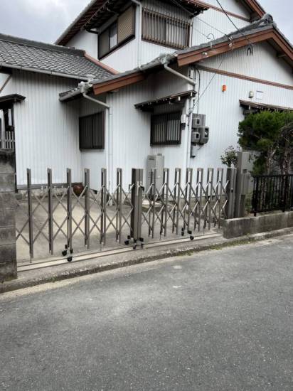 中嶋トーヨー住器の【エクステリア施工】伸縮門扉(両開き)　取替施工施工事例写真1