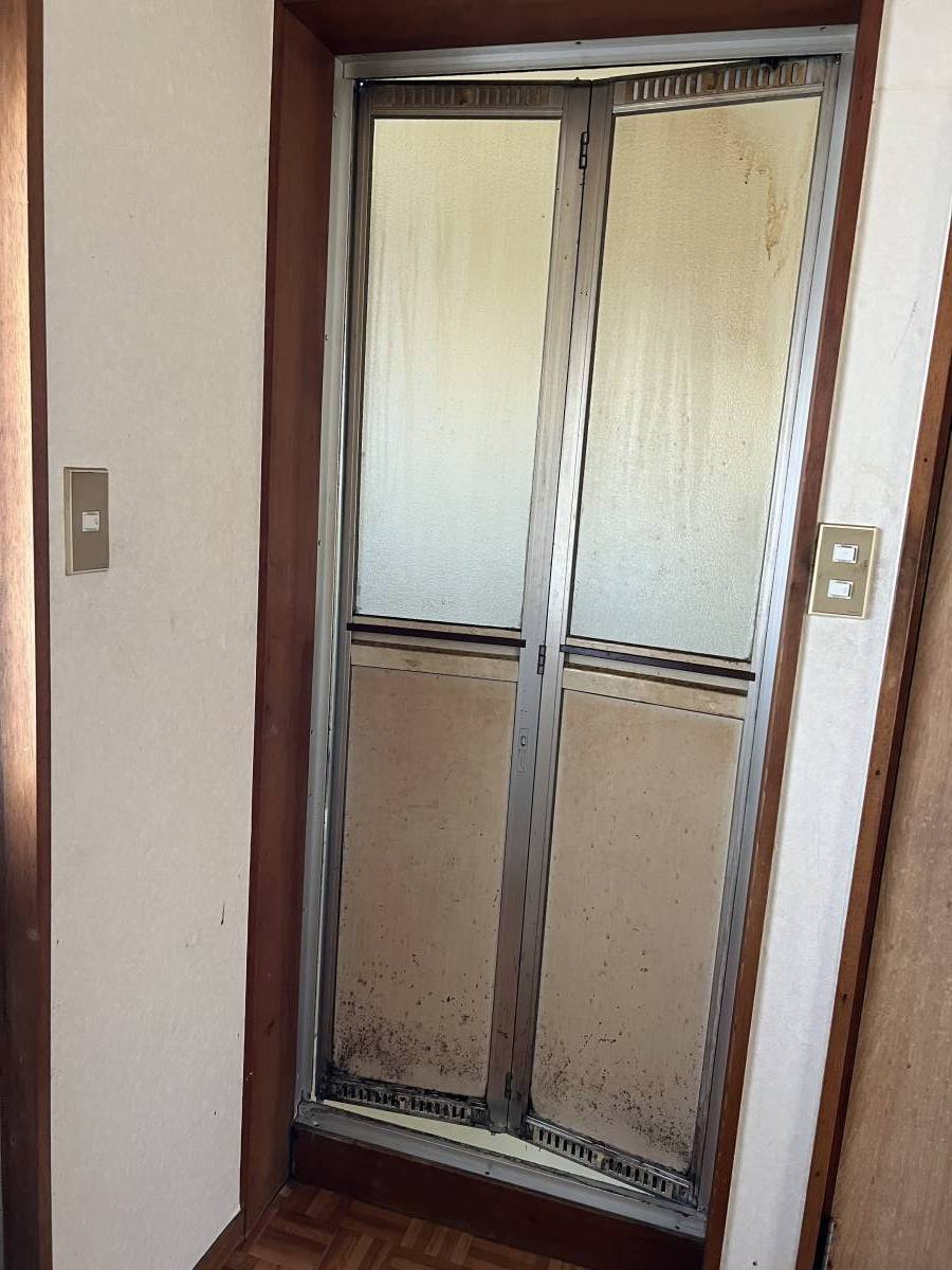 中嶋トーヨー住器の浴室ドア　取替施工の施工前の写真1