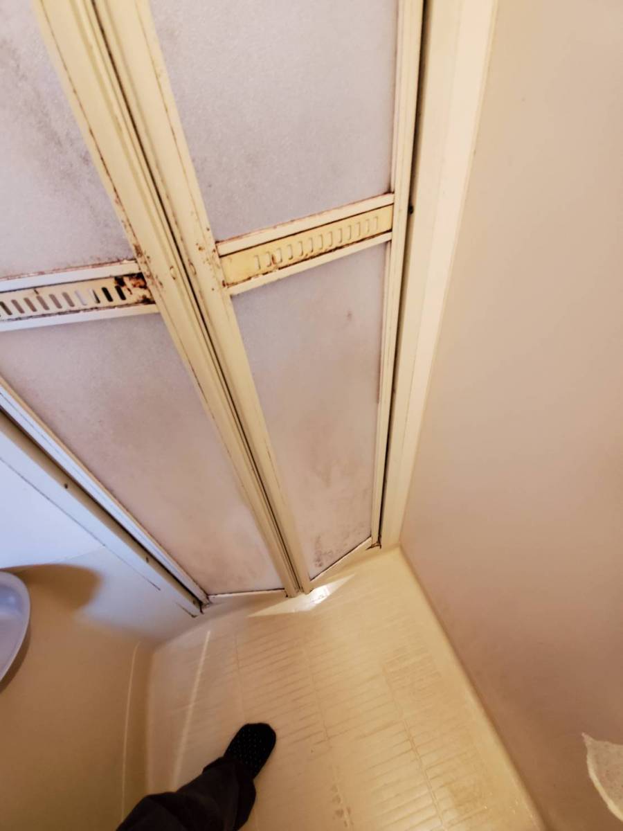 中嶋トーヨー住器の【施工】浴室折れ戸取替工事の施工前の写真2