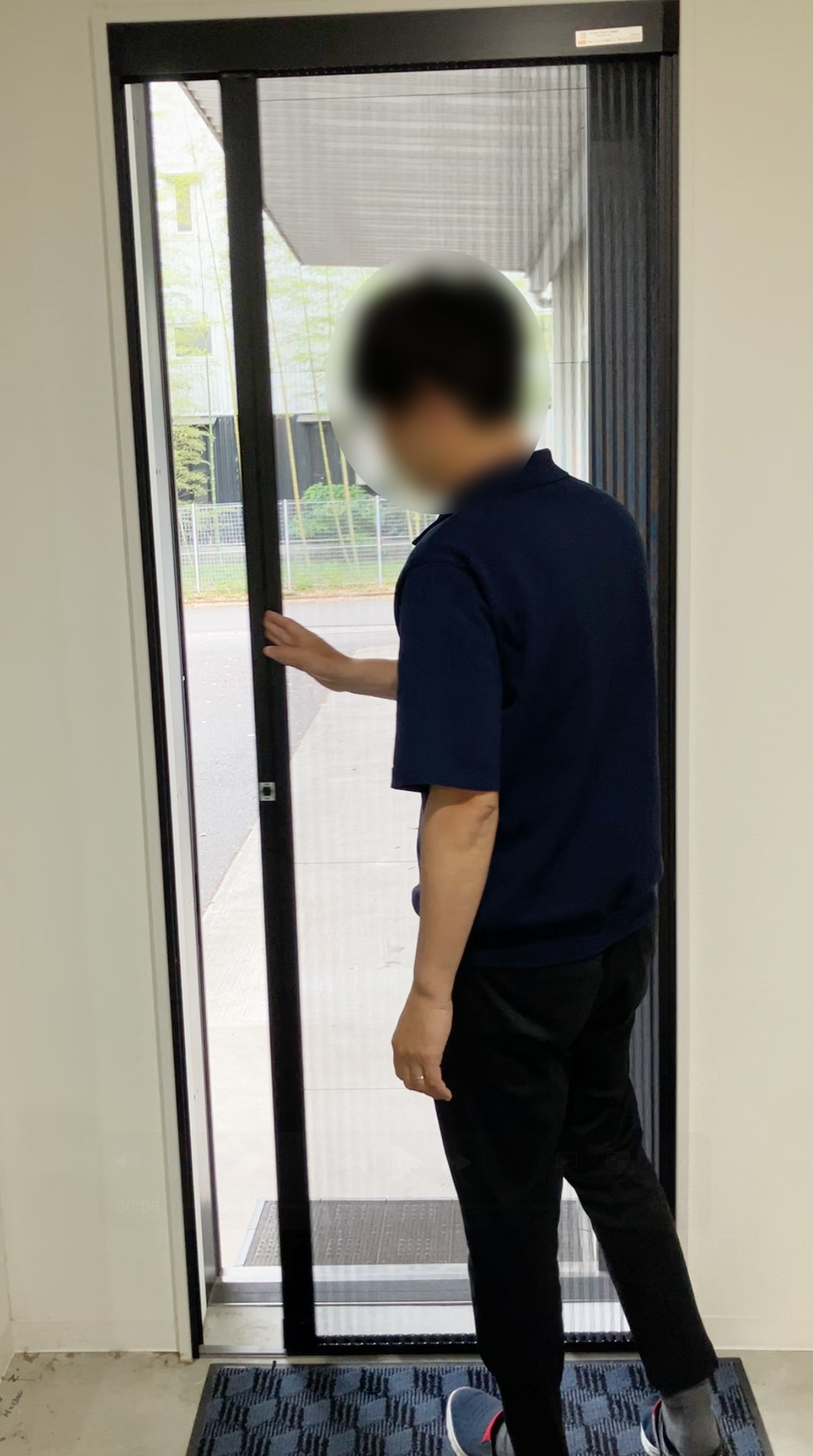 石田トーヨー住器の虫を気にせず玄関換気!室内取付の網戸 しまえるんですαを都城で見て触れる!の施工事例詳細写真5