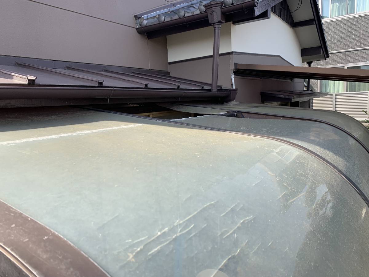 石田トーヨー住器のテラス屋根パネルの交換を行いました！の施工前の写真1