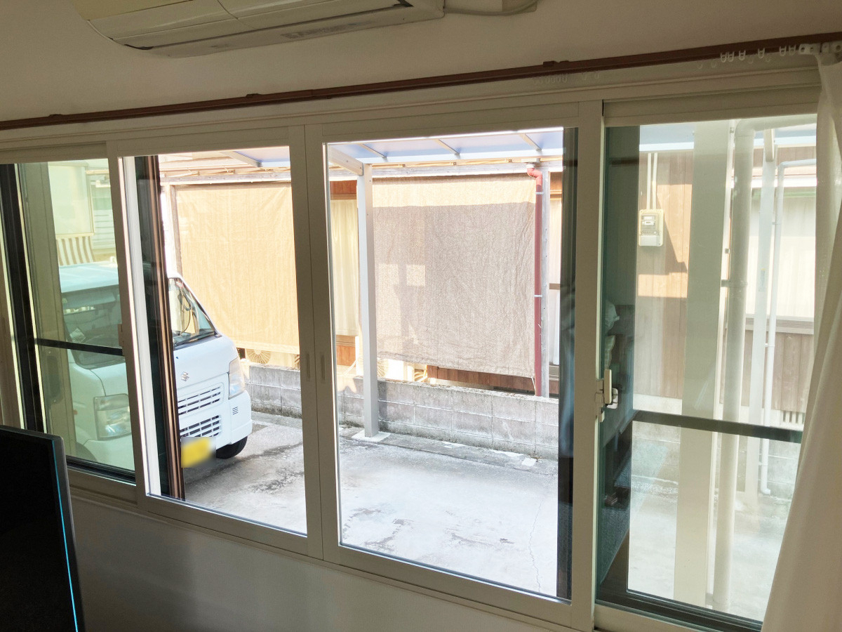 石田トーヨー住器の寒くてうるさい道路に面した大きな窓を内窓でお悩み解決!の施工後の写真3