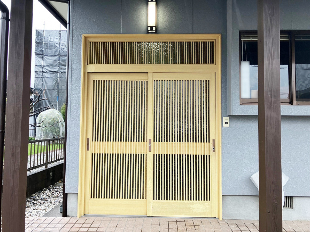 石田トーヨー住器の鍵が閉まりにくい玄関引戸を1日で交換リフォームの施工前の写真1
