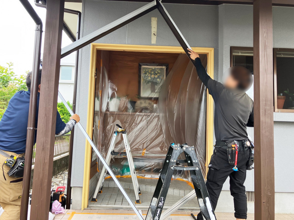 石田トーヨー住器の鍵が閉まりにくい玄関引戸を1日で交換リフォームの施工前の写真3