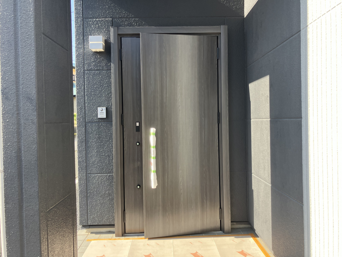 石田トーヨー住器の【補助金活用】LIXIL 高級リシェント玄関ドア XEで快適生活の施工後の写真3