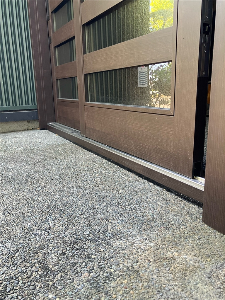 石田トーヨー住器のリピート施工！古くなった玄関引戸のリフォームリシェントP22型の施工後の写真2