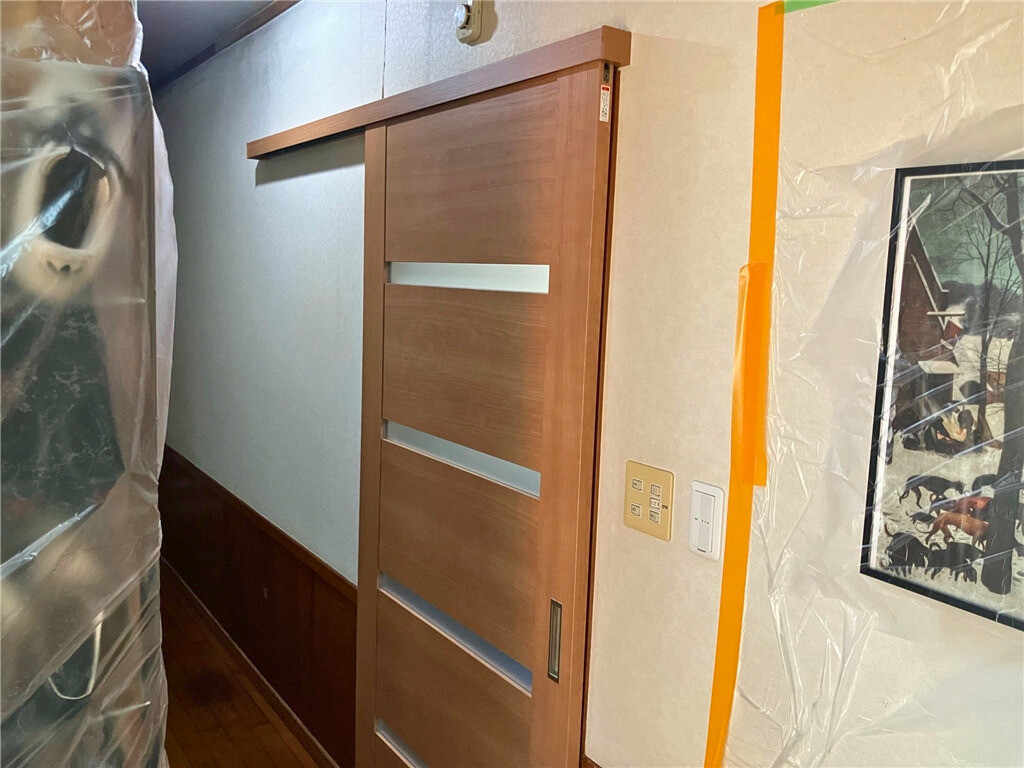石田トーヨー住器のリピート施工第2弾！古くなった内装ドアを新しく　アウトセット引戸に変身！の施工後の写真1