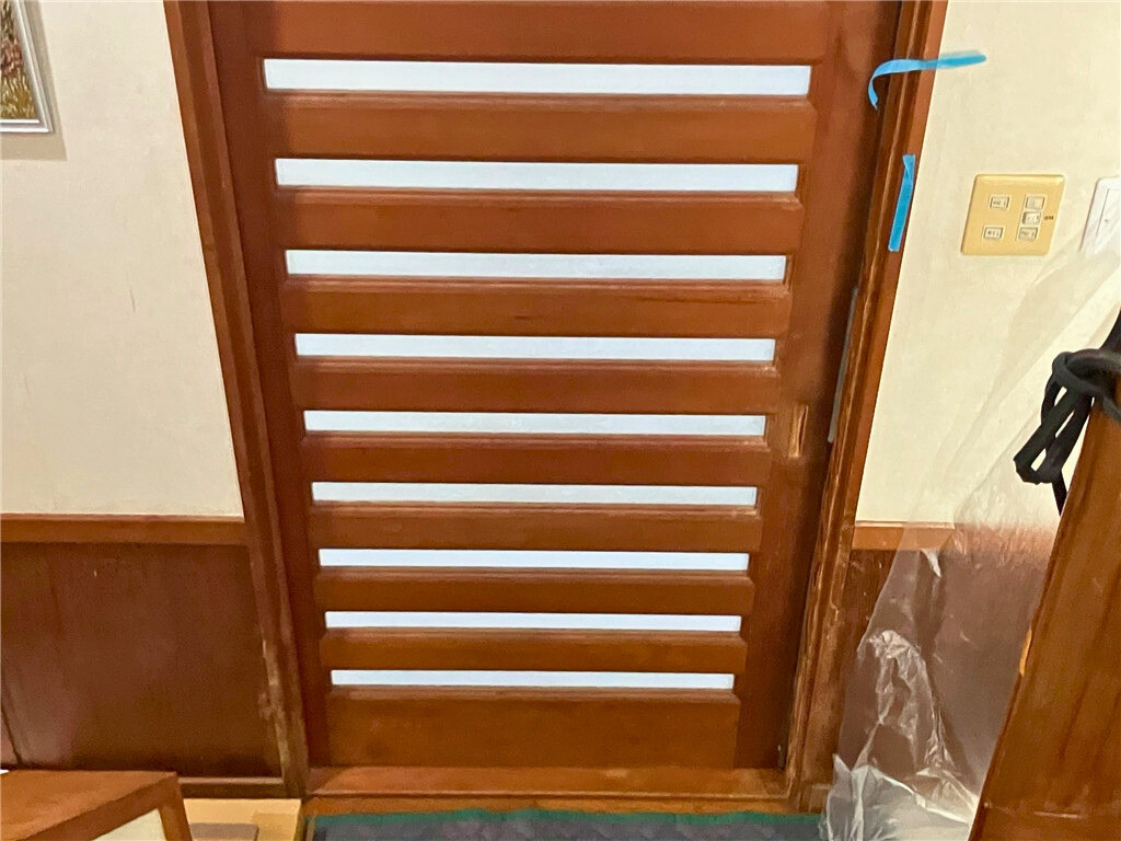 石田トーヨー住器のリピート施工第2弾！古くなった内装ドアを新しく　アウトセット引戸に変身！の施工前の写真1