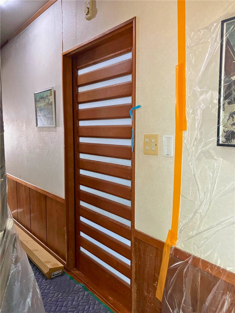 石田トーヨー住器のリピート施工第2弾！古くなった内装ドアを新しく　アウトセット引戸に変身！の施工前の写真2