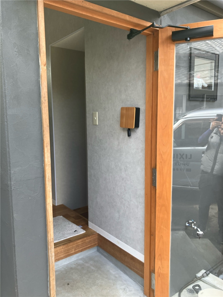 石田トーヨー住器の「もっと早く相談すればよかった！」収納できる網戸　しまえるんですαの施工前の写真2