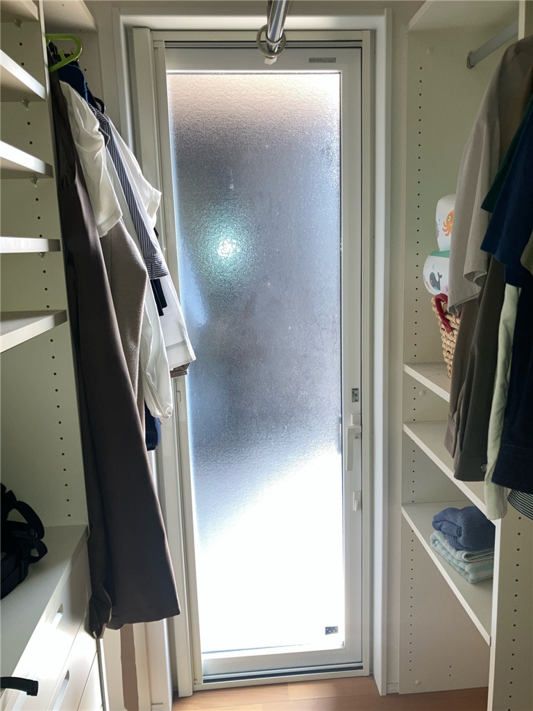 石田トーヨー住器の【補助金活用】使っていない勝手口と縦すべり窓をFIX内窓に!の施工前の写真3