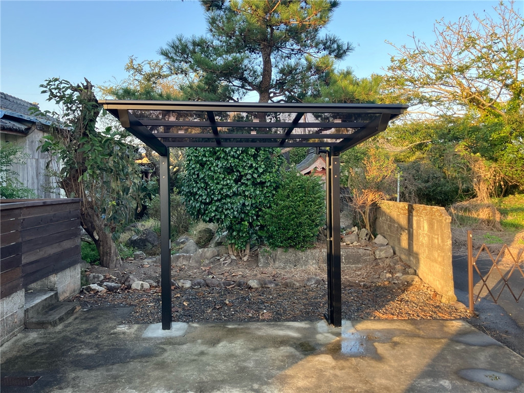 石田トーヨー住器のブラックで統一！外窓×エクステリアでおしゃれな外観に✨②【サイクルポート フーゴミニ編】の施工後の写真1