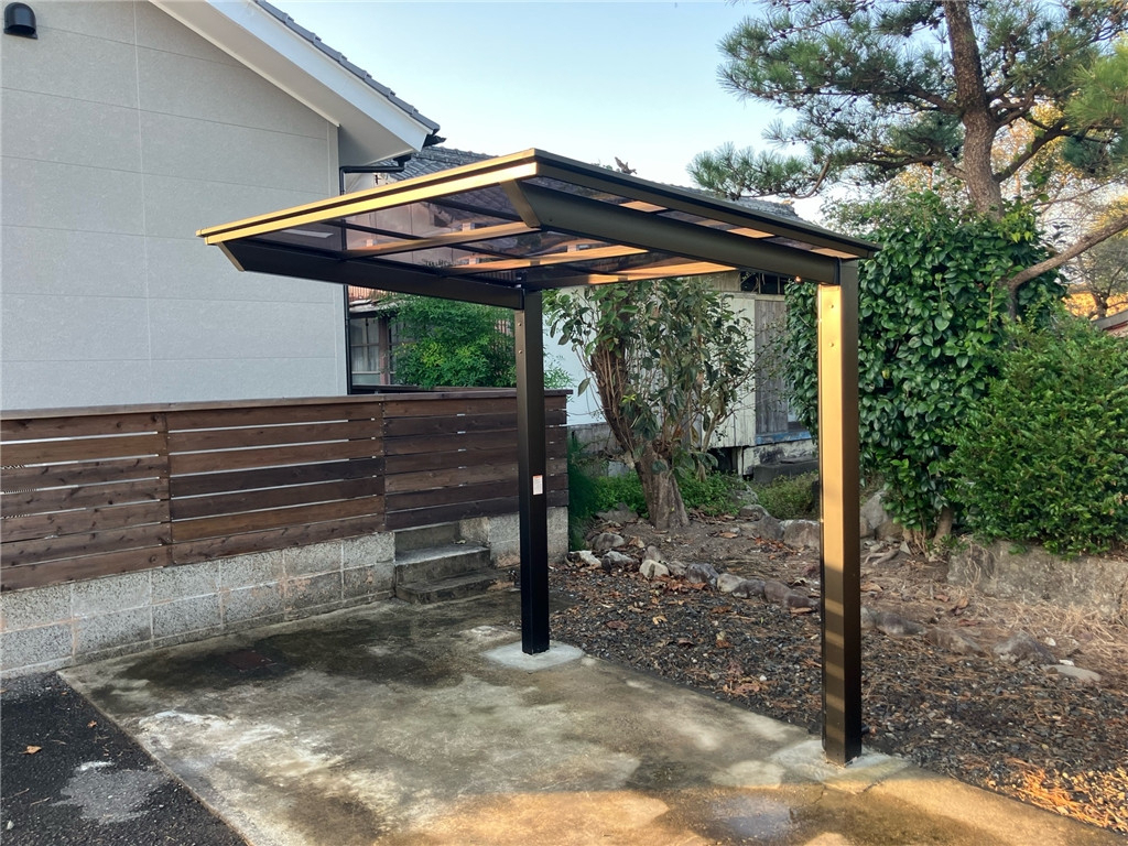 石田トーヨー住器のブラックで統一！外窓×エクステリアでおしゃれな外観に✨②【サイクルポート フーゴミニ編】の施工後の写真2