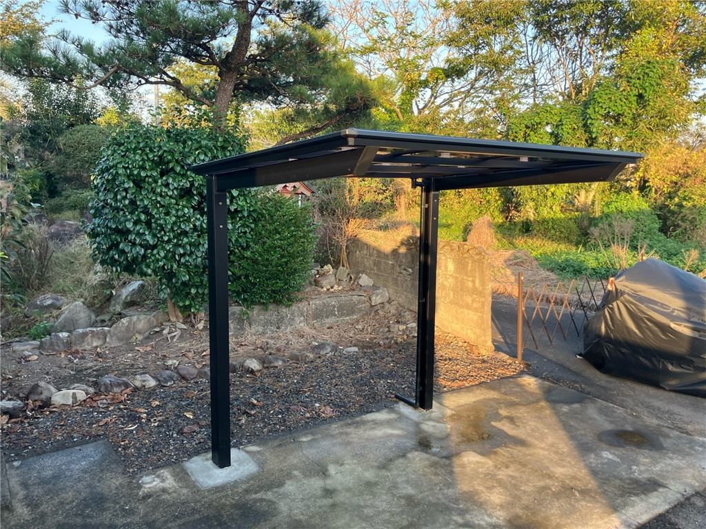 石田トーヨー住器のブラックで統一！外窓×エクステリアでおしゃれな外観に✨②【サイクルポート フーゴミニ編】の施工後の写真3