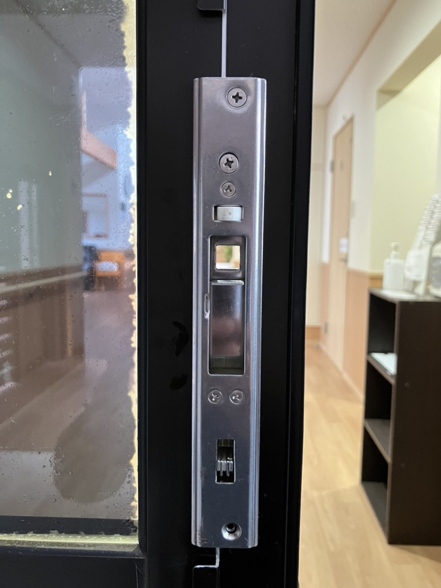 石田トーヨー住器の「鍵が閉まらない！」勝手口引戸を部品交換で安心復旧の施工前の写真1