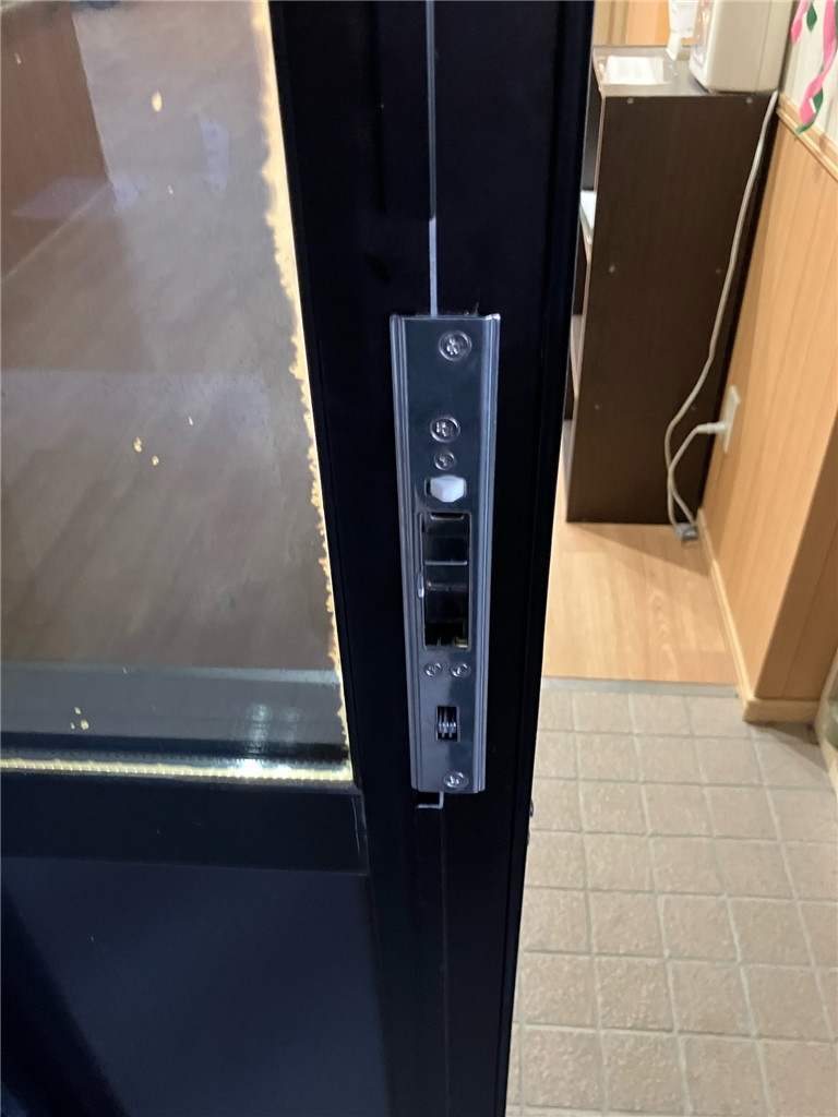 石田トーヨー住器の「鍵が閉まらない！」勝手口引戸を部品交換で安心復旧の施工前の写真2