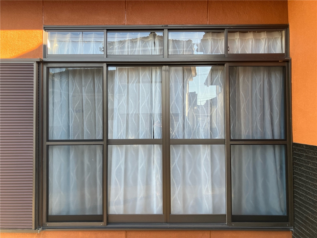 石田トーヨー住器の【補助金活用】その窓、まだ使いますか？外窓交換で見た目も暖かさも一新！の施工前の写真1