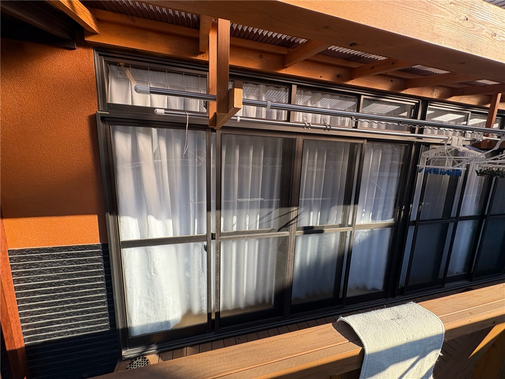 石田トーヨー住器の【補助金活用】その窓、まだ使いますか？外窓交換で見た目も暖かさも一新！の施工前の写真2