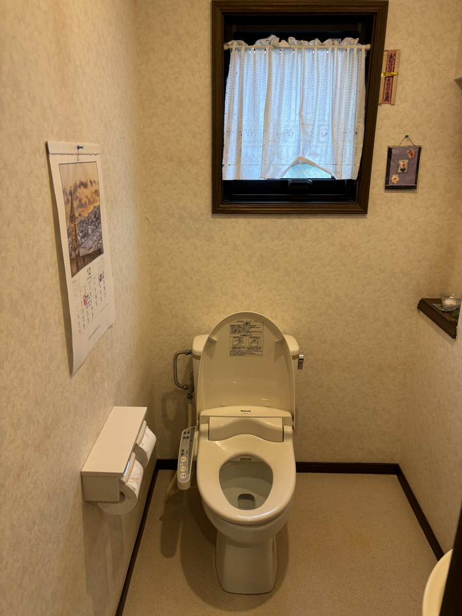 石田トーヨー住器の【補助金併用】内窓の追加設置とトイレ交換を同時施工｜補助金を２つ併用活用した快適リフォーム🚽の施工前の写真1