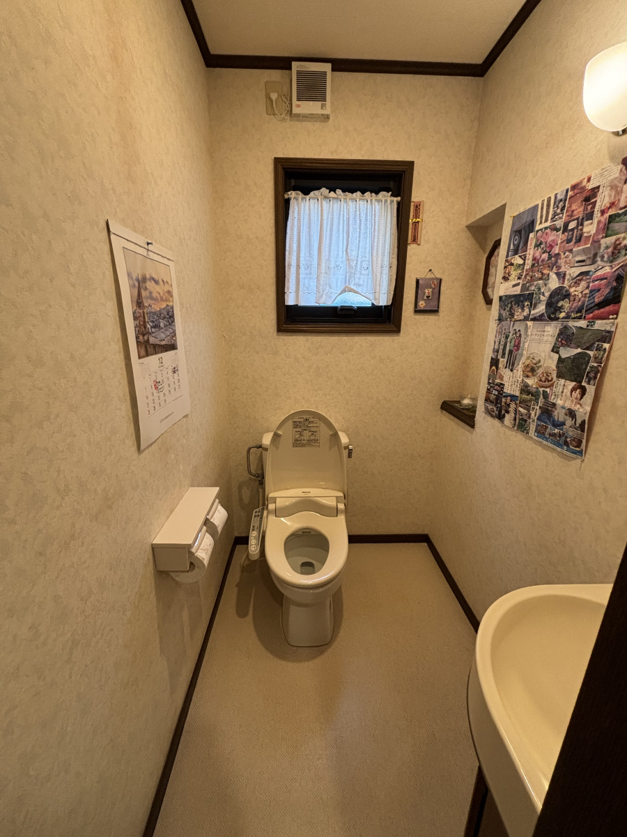 石田トーヨー住器の【補助金併用】内窓の追加設置とトイレ交換を同時施工｜補助金を２つ併用活用した快適リフォーム🚽の施工前の写真2