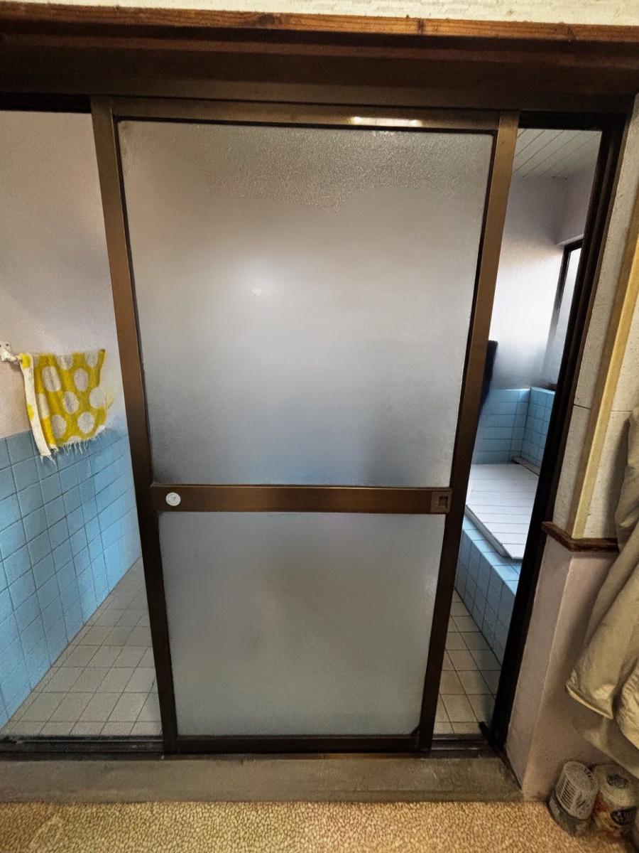 石田トーヨー住器の【続編】築100年の家に、もうひとつのやさしさ。ご両親想いの浴室引戸リフォームの施工前の写真1