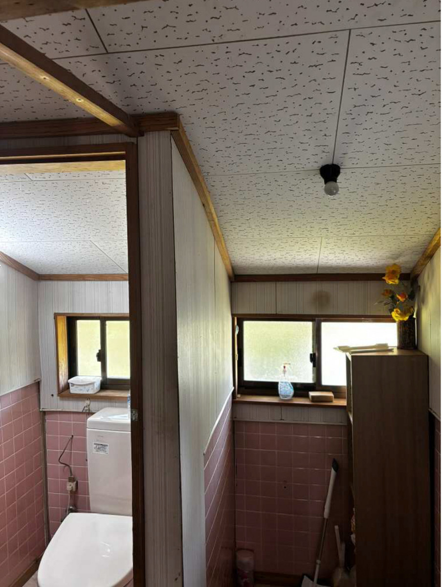 石田トーヨー住器の【続編】築100年の家に、毎日の快適をプラス。やさしさ広がるトイレリフォームの施工前の写真1