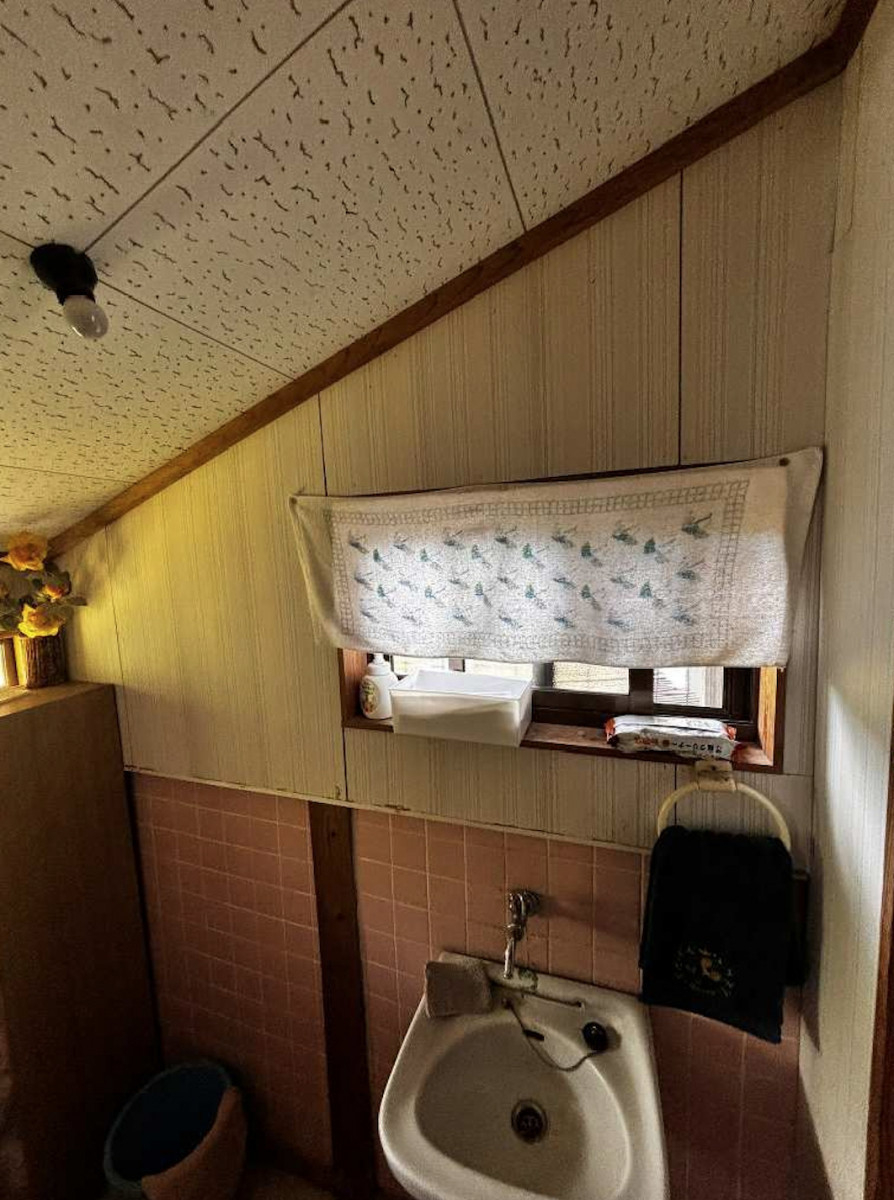 石田トーヨー住器の【続編】築100年の家に、毎日の快適をプラス。やさしさ広がるトイレリフォームの施工前の写真2