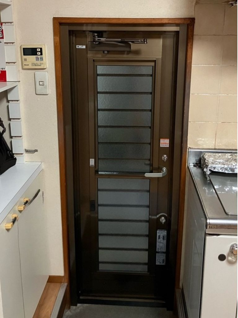 石田トーヨー住器の網戸が壊れたその先に、快適が待っていました！勝手口リフォーム事例の施工後の写真2