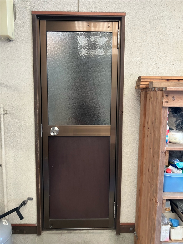 石田トーヨー住器の網戸が壊れたその先に、快適が待っていました！勝手口リフォーム事例の施工前の写真1